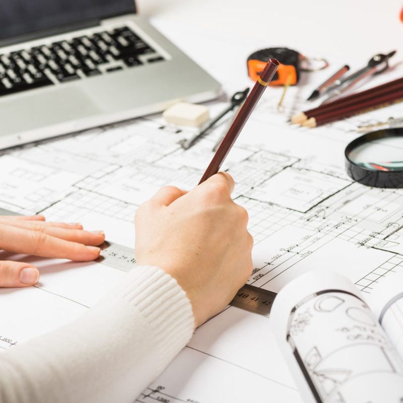 arquiteto-desenho-plano-com-lapis