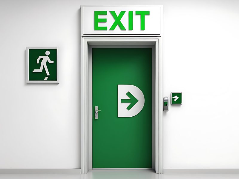 uma-porta-de-saida-verde-com-uma-flecha-apontando-para-direita